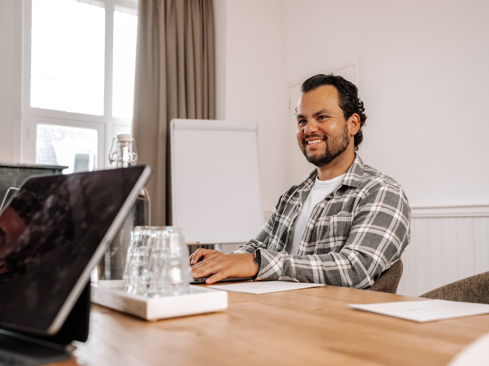 Joshua, co-founder van OneStone, aan het werk